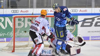 Das zweite von drei Powerplay-Toren. Brandon Mashinter nimmt Gäste-Goalie Kristers Gudlevskis gut die Sicht.
Foto: Johannes TRAUB / JT-Presse.de Das zweite von drei Powerplay-Toren. Brandon Mashinter nimmt Gäste-Goalie Kristers Gudlevskis gut die Sicht.
Foto: Johannes TRAUB / JT-Presse.de