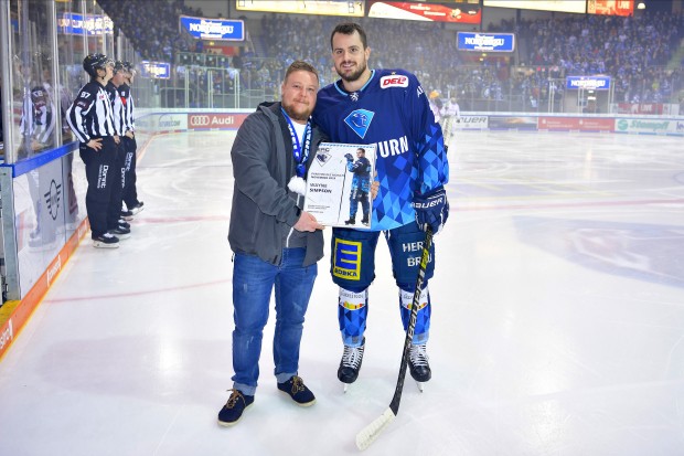 Wayne Simpson wurde vor der Partie gegen Bremerhaven von ERC-Fan Thomas als Panther des Monats November geehrt.
Foto: Johannes TRAUB / JT-Presse.de