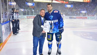 Wayne Simpson wurde vor der Partie gegen Bremerhaven von ERC-Fan Thomas als Panther des Monats November geehrt.
Foto: Johannes TRAUB / JT-Presse.de Wayne Simpson wurde vor der Partie gegen Bremerhaven von ERC-Fan Thomas als Panther des Monats November geehrt.
Foto: Johannes TRAUB / JT-Presse.de