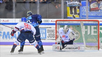 Das goldene Tor. Mike Collins brachte die ausverkaufte Saturn-Arena mit seinem Tor in der Verlängerung zum überkochen.
Foto: Johannes TRAUB / JT-Presse.de Das goldene Tor. Mike Collins brachte die ausverkaufte Saturn-Arena mit seinem Tor in der Verlängerung zum überkochen.
Foto: Johannes TRAUB / JT-Presse.de