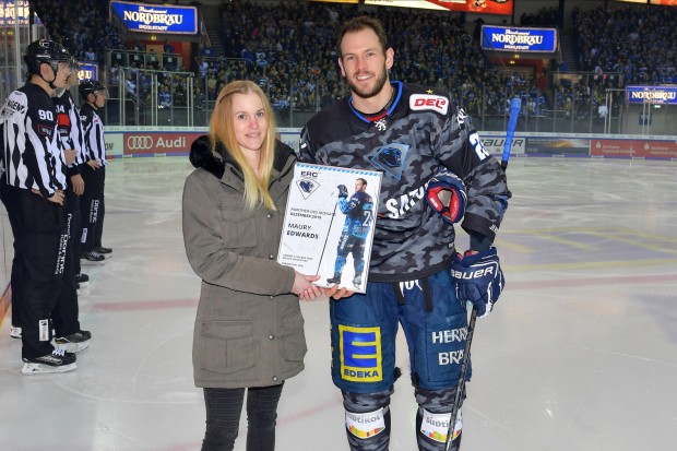 Panther des Monats. Maury Edwards bekam am Freitag von ERC-Fan Vanessa seine Urkunde überreicht.
Foto: Johannes TRAUB / JT-Presse.de