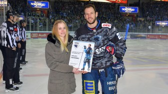 Panther des Monats. Maury Edwards bekam am Freitag von ERC-Fan Vanessa seine Urkunde überreicht.
Foto: Johannes TRAUB / JT-Presse.de Panther des Monats. Maury Edwards bekam am Freitag von ERC-Fan Vanessa seine Urkunde überreicht.
Foto: Johannes TRAUB / JT-Presse.de