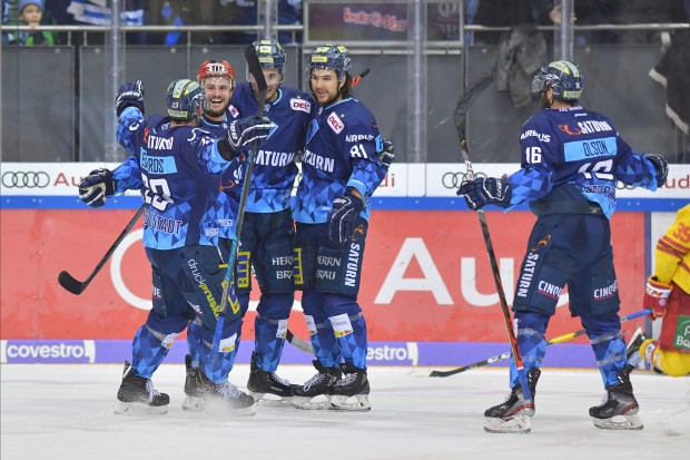 Riesenjubel bei Spielern und Fans. Nach Wayne Simpsons Tor zum 3:2 kochten die Emotionen in der Saturn-Arena über.
Foto: Johannes TRAUB / JT-Presse.de