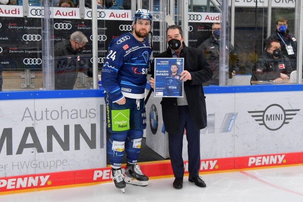 Brandon DeFazio wird von Sportdirektor Larry Mitchell zum Panther des Monats geehrt.