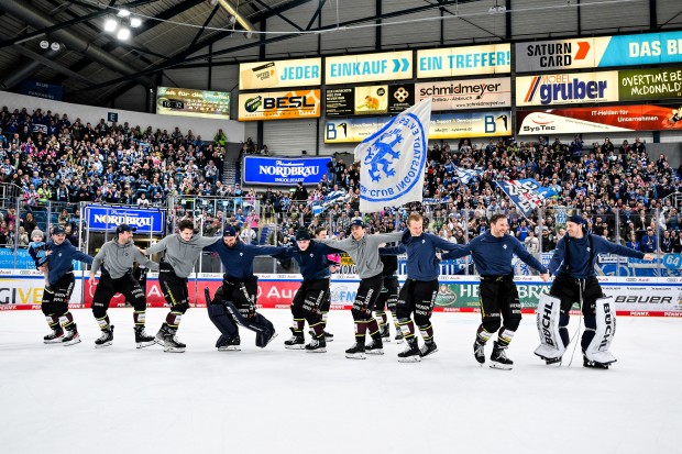 Die fünfte Jahreszeit wurde mit dem Tanz nach dem gestrigen Heimspiel gegen Wolfsburg eingeläutet: Endlich Playoffs!
Foto: JT-Presse.de