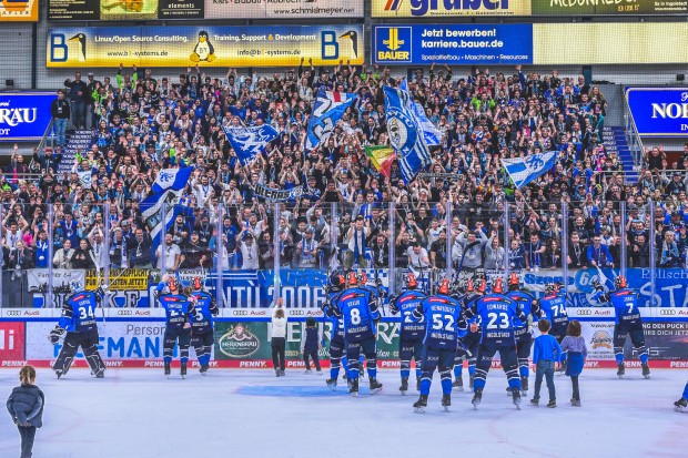 Dabei sein, wenn die Mannschaft vor der Fankurve jubelt: Ab morgen gibt es Tickets für unsere ersten acht Hauptrunden-Heimspiele.
Foto: Johannes Traub | JT-Presse.de