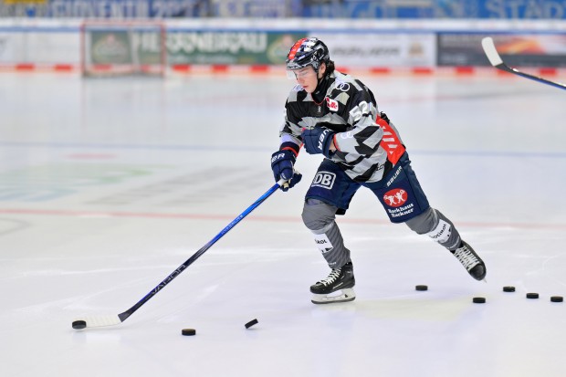 Von Enrico Henriquez sind Helm und drittes Trikot zu haben.
Foto: Johannes Traub/JT-Presse.de