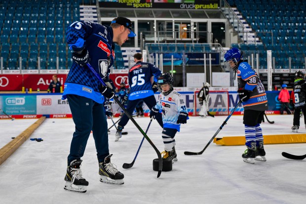 Mit den Vorbildern auf dem Eis stehen: Das ist möglich, am Kids on ice day powered by Audi.
Foto: Johannes Traub | JT-Presse.de