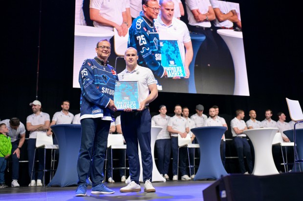 Franz Seitner von der DB Regio Bayern überreicht die Urkunde an Panther des Jahres Alex Breton.
Foto: Johannes Traub / JT-Presse.de
