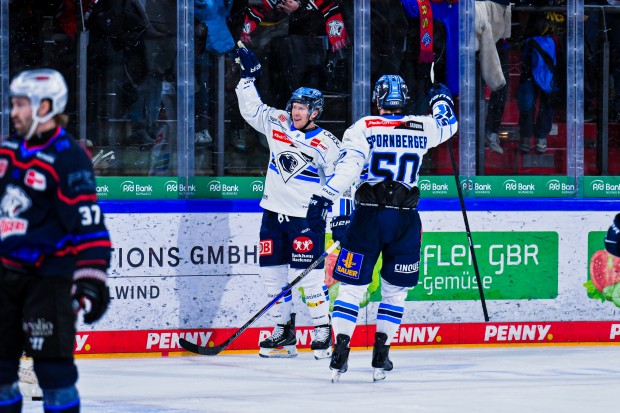 Fingerzeig auf die mitgereisten Fans: Myles Powell jubelt nach dem zwischenzeitlichen 3:2-Führungstreffer.
Foto: Johannes Traub / JT-Presse.de