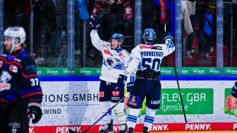 Fingerzeig auf die mitgereisten Fans: Myles Powell jubelt nach dem zwischenzeitlichen 3:2-Führungstreffer.
Foto: Johannes Traub / JT-Presse.de