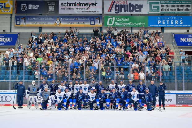 Das gemeinsame Foto mit der Mannschaft bei der Saisoneröffnung.
Foto: Johannes Traub/JT-Presse.de