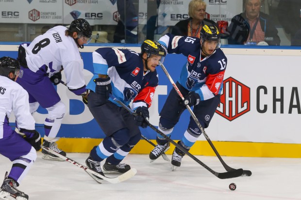Petr Taticek (Mitte) und John Laliberte (rechts) drehten die Partie gegen tapfere Schotten um Ex-Panther Matt Keith (in weiß, Nummer 8). Foto: ERC Ingolstadt/Champions Hockey League via Getty Images