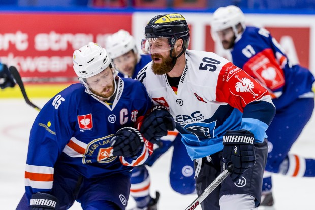 Einsatzfreudig zeigte sich der ERC Ingolstadt um Thomas Pielmeier (rechts) gegen die Växjö Lakers - und hätten beinahe bei Schwedens Meister gepunktet. Foto: Växjö Lakers via Getty Image