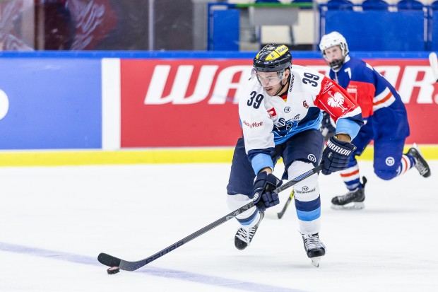 Thomas Greilinger drang im Hinspiel immer wieder gefährlich auf Växjös Tor. Sein Instinkt ist auch am Donnerstag gefragt. Foto: Växjö Lakers via Getty Images)