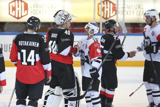 JYP Jyvaskyla und TPS Turku lieferten sich im finnischen Duell einen harten Kampf und trennten sich schiedlich, friedlich 2:2. Im Rückspiel ist alles offen. Foto: JYP Jyvaskyla/Champions Hockey League via Getty Images)