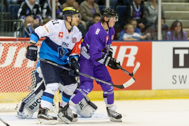 Benedikt Schopper (links) traf gegen Braehead Clan. Dennoch unterlagen die Panther. Foto: Braehead Clan via Getty Images