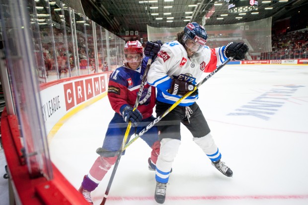 EV Zug (Dominik Schlumpf, right, in a duel with Juuso Puustinen of IFK Helsinki), is Berlin's opponent today. Foto: IFK Helsinki/Champions Hockey League via Getty Images