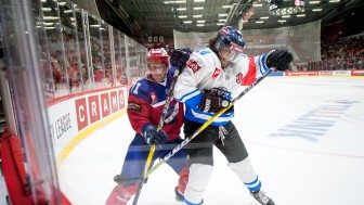 EV Zug (Dominik Schlumpf, right, in a duel with Juuso Puustinen of IFK Helsinki), is Berlin's opponent today. Foto: IFK Helsinki/Champions Hockey League via Getty Images
