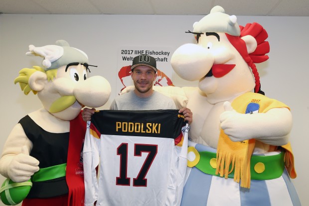 The mascots Asterix & Obelix handed over a jersey to Lukas Podolski. Foto: Herbert Bucco