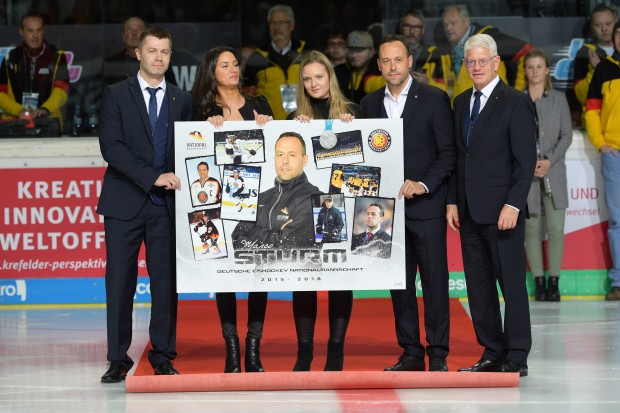 Zum Abschied ein Plakat: Marco Sturm (2. v.r.) wechselt in die NHL. Foto: City Press