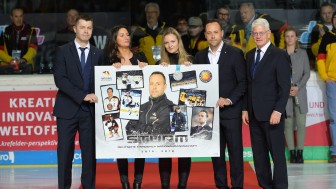 Zum Abschied ein Plakat: Marco Sturm (2. v.r.) wechselt in die NHL. Foto: City Press