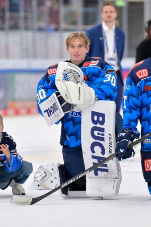 Torwart Bartholomäus Oswald (Nr.30 - ERC Ingolstadt) nach dem Spiel vor der Fankurve