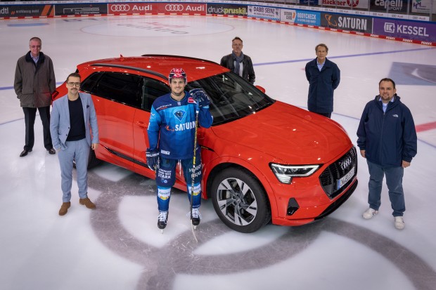 Mitglieder des Audi ERC-Steuerkreises übergeben den neuen Helm an DEL-Topscorer Wayne Simpson.

Foto: Stefan Bösl