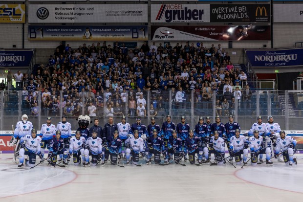 Mit den Fans im Rücken: Das Team des ERC Ingolstadt mit den Dauerkartenbesitzern. Foto: Bösl / kbumm.