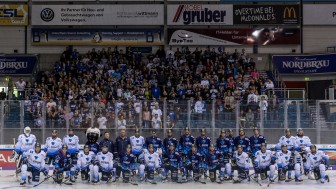 Mit den Fans im Rücken: Das Team des ERC Ingolstadt mit den Dauerkartenbesitzern. Foto: Bösl / kbumm. Mit den Fans im Rücken: Das Team des ERC Ingolstadt mit den Dauerkartenbesitzern. Foto: Bösl / kbumm.