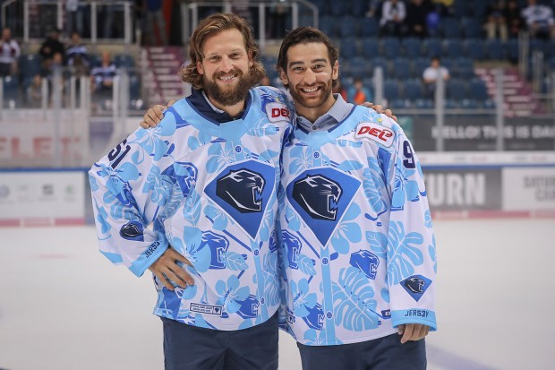 Timo Pielmeier und Jerry D'Amigo präsentierten die Trikots für den VinschgauCup. Foto: Bösl / kbumm.