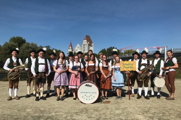 Die Böhmfelder Bergbläser sorgen heute für Volksfeststimmung in der Saturn-Arena.