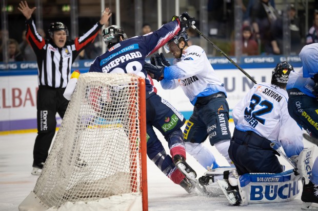 Die Panther um Fabio Wagner (Mitte) erkämpften sich bei den Eisbären Berlin mit einer über weite Strecken hervorragenden Leistung zwei Zähler und rücken auf Tabellenplatz vier vor.
Foto: City-Press