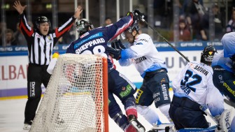 Die Panther um Fabio Wagner (Mitte) erkämpften sich bei den Eisbären Berlin mit einer über weite Strecken hervorragenden Leistung zwei Zähler und rücken auf Tabellenplatz vier vor.
Foto: City-Press Die Panther um Fabio Wagner (Mitte) erkämpften sich bei den Eisbären Berlin mit einer über weite Strecken hervorragenden Leistung zwei Zähler und rücken auf Tabellenplatz vier vor.
Foto: City-Press