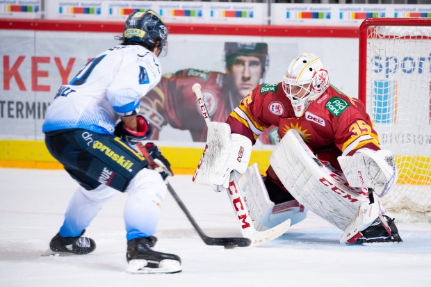 Der entscheidende Penalty. Kris Foucault sicherte den Panthern im  Shootout den Extrapunkt. 
Foto: City-Press