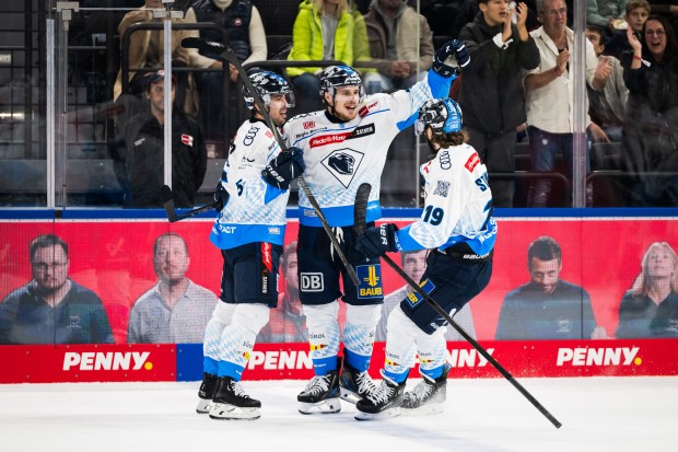 Auf das Auswärtstrikot von Verteidiger des Jahres Alex Breton kann ab sofort geboten werden.
Foto: Citypress