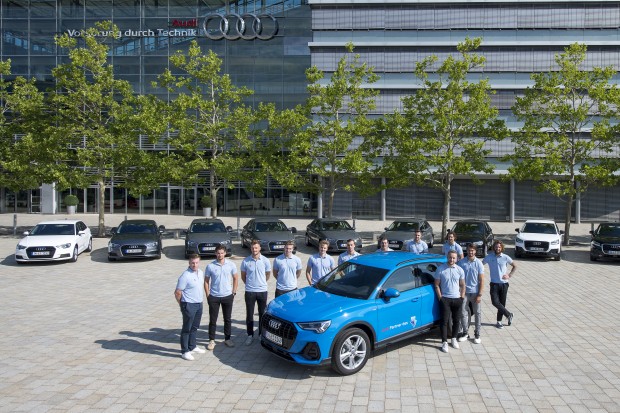 Das Team des ERC war heute bei Hauptpartner Audi zu Gast und hat die neuen Dienstwägen entgegengenommen. Foto: Audi AG