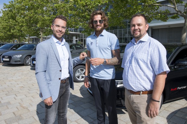 Timo Pielmeier bekommt den Schlüssel für seinen neuen Dienstwagen. Foto: Audi AG