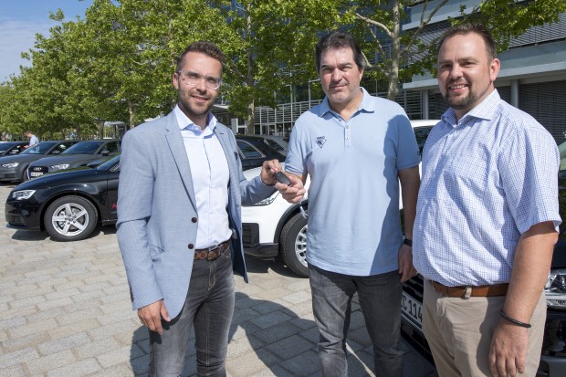 Aus den Händen der Audi ERC-Steuerkreis Mitglieder Felix Schwabe (links) und Tobias Pickl (rechts) bekam Sportdirektor Larry Mitchell den Schlüssel für seinen Audi. Foto: Audi AG