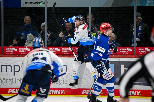 Auch das Auswärtstrikot von Daniel Schmölz ist nun unterm Hammer.
Foto: Citypress