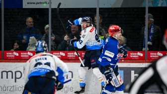 Auch das Auswärtstrikot von Daniel Schmölz ist nun unterm Hammer.
Foto: Citypress