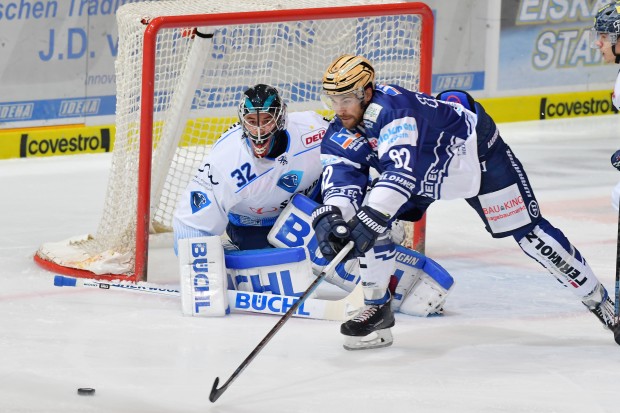 Kein Weg vorbei! Die Panther Defensive und Goalie Jochen Reimer machten sämtliche Chancen der Roosters zunichte. 
Foto: Jonas Brockmann/City-Press