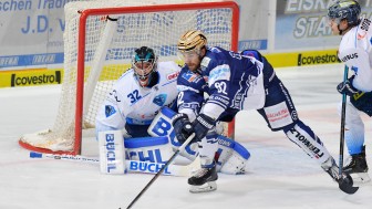Kein Weg vorbei! Die Panther Defensive und Goalie Jochen Reimer machten sämtliche Chancen der Roosters zunichte.
Foto: Jonas Brockmann/City-Press Kein Weg vorbei! Die Panther Defensive und Goalie Jochen Reimer machten sämtliche Chancen der Roosters zunichte.
Foto: Jonas Brockmann/City-Press