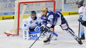 Kein Weg vorbei! Die Panther Defensive und Goalie Jochen Reimer machten sämtliche Chancen der Roosters zunichte. 
Foto: Jonas Brockmann/City-Press