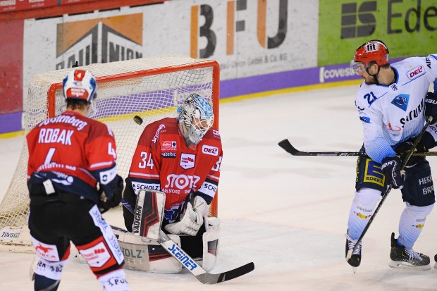 Da schlägt es ein. Die Pantehr um Wayne Simpson schlagen die Wild Wings im letzten Spiel vor Weihnachten.
Foto: DEL-Fotosharing