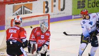 Da schlägt es ein. Die Panther um Wayne Simpson schlagen die Wild Wings im letzten Spiel vor Weihnachten.
Foto: DEL-Fotosharing Da schlägt es ein. Die Panther um Wayne Simpson schlagen die Wild Wings im letzten Spiel vor Weihnachten.
Foto: DEL-Fotosharing