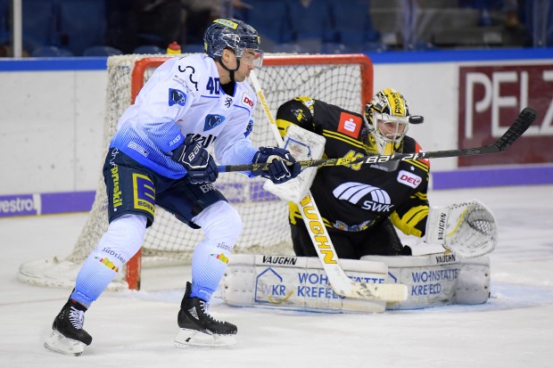 Die Panther um Darin Olver scheiterten an ihrem eigenen Unvermögen und dem stark aufgelegten Krefelder Goalie Jussi Rynnäs.
Foto: Jürgern/DEL-Fotosharing