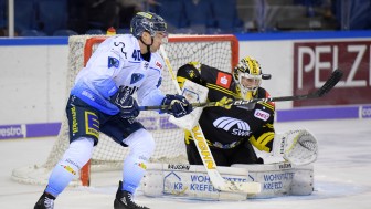 Die Panther um Darin Olver scheiterten an ihrem eigenen Unvermögen und dem stark aufgelegten Krefelder Goalie Jussi Rynnäs.
Foto: Jürgern/DEL-Fotosharing Die Panther um Darin Olver scheiterten an ihrem eigenen Unvermögen und dem stark aufgelegten Krefelder Goalie Jussi Rynnäs.
Foto: Jürgern/DEL-Fotosharing