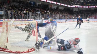 Doppelschlag, Teil 1: Travis St. Denis mit der ERC-Führung in der 21. Spielminute.
Foto: Citypress Doppelschlag, Teil 1: Travis St. Denis mit der ERC-Führung in der 21. Spielminute.
Foto: Citypress