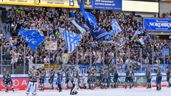 Team und Fans feierten den zweiten Derbysieg gegen Augsburg in dieser Saison.
Foto: Johannes Traub/JT-Presse.de Team und Fans feierten den zweiten Derbysieg gegen Augsburg in dieser Saison.
Foto: Johannes Traub/JT-Presse.de